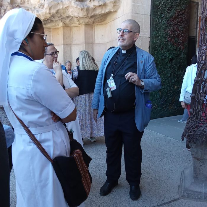 Madre-de-Desamparados-y-San-Jose-de-la-Montana-escuchando-a-Mossen-Jordi-Albert-hablar-sobre-el-reflejo-de-la-creacion-en-la-Sagrada-Familia