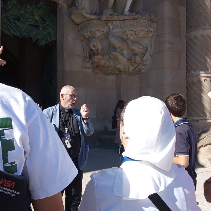 Mossen Jordi Albert explicando la fachada de la Cración de la Sagrada Familia