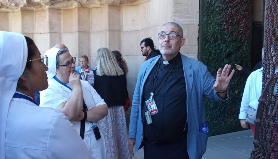 imagen de Mn. Jordi Albert con Madres de Desamparados y San josé de la Montaña en la Sagrada Familia de Barcelona