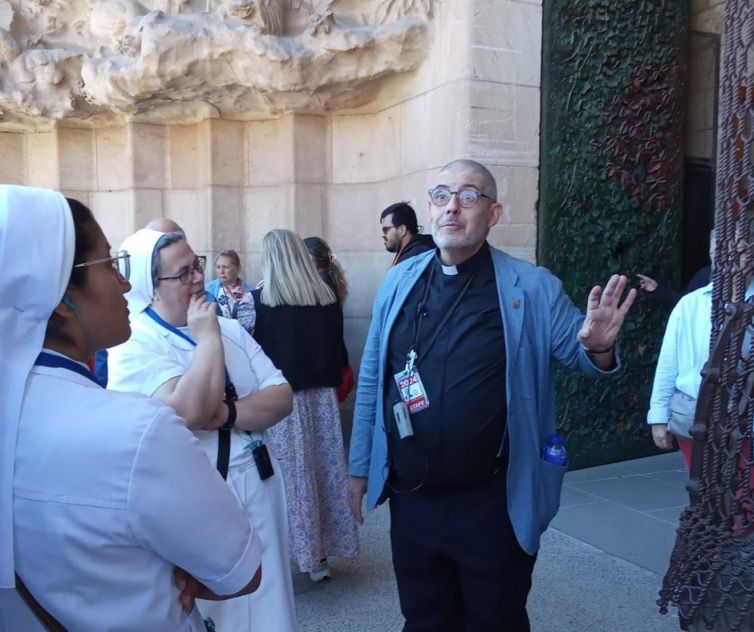 imagen de Mn. Jordi Albert con Madres de Desamparados y San josé de la Montaña en la Sagrada Familia de Barcelona