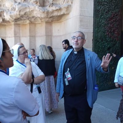 imagen de Mn. Jordi Albert con Madres de Desamparados y San josé de la Montaña en la Sagrada Familia de Barcelona