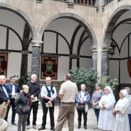 Grup de mares del santuari i josepins a la visita guiada a l'antic convent de les mercedaries.