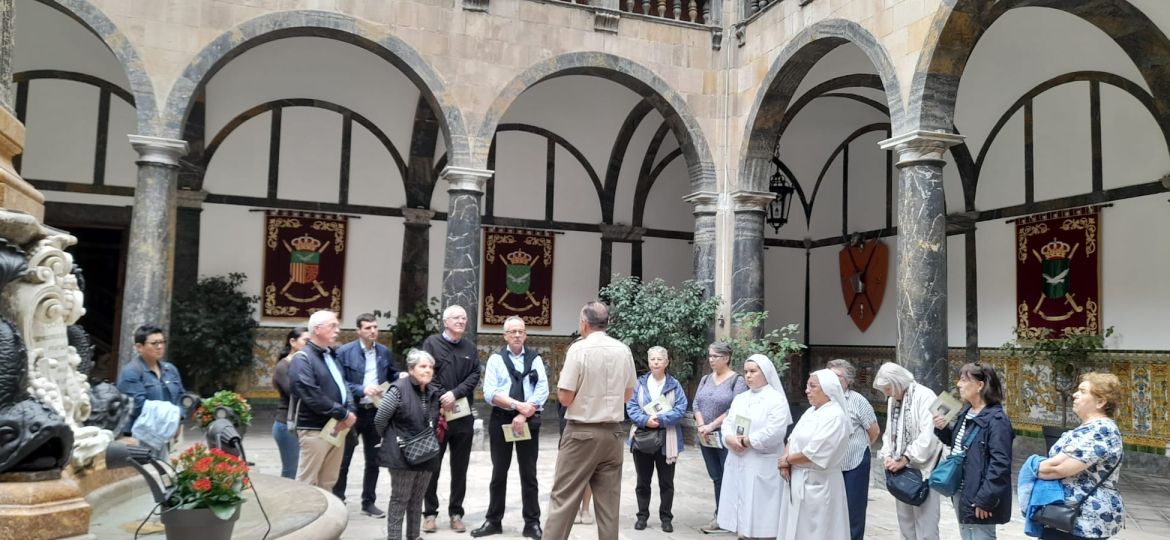 Grup de mares del santuari i josepins a la visita guiada a l'antic convent de les mercedaries.