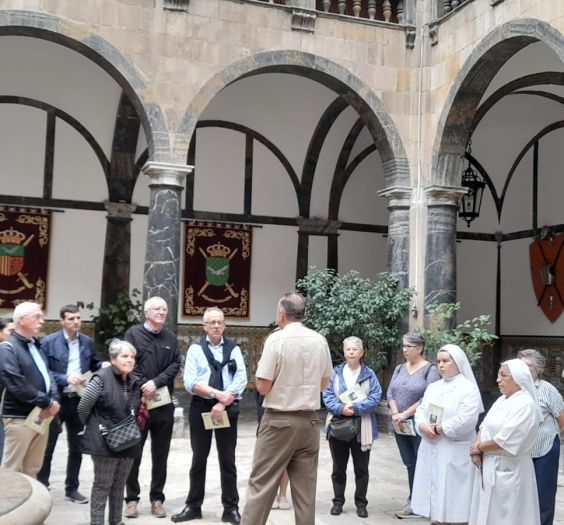 Grup de mares del santuari i josepins a la visita guiada a l'antic convent de les mercedaries.