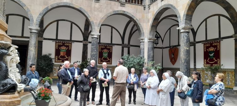 Grup de mares del santuari i josepins a la visita guiada a l'antic convent de les mercedaries.