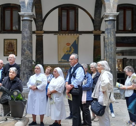 madres del santuario en una visita guiada al antiguo convento de las mercedarias.