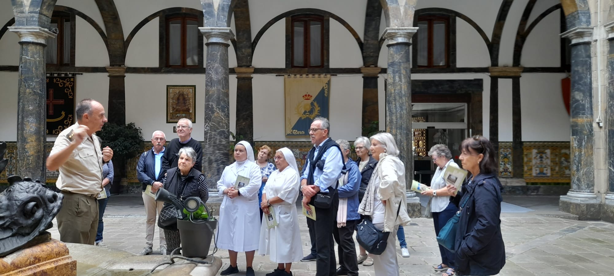 madres del santuario en una visita guiada al antiguo convento de las mercedarias.