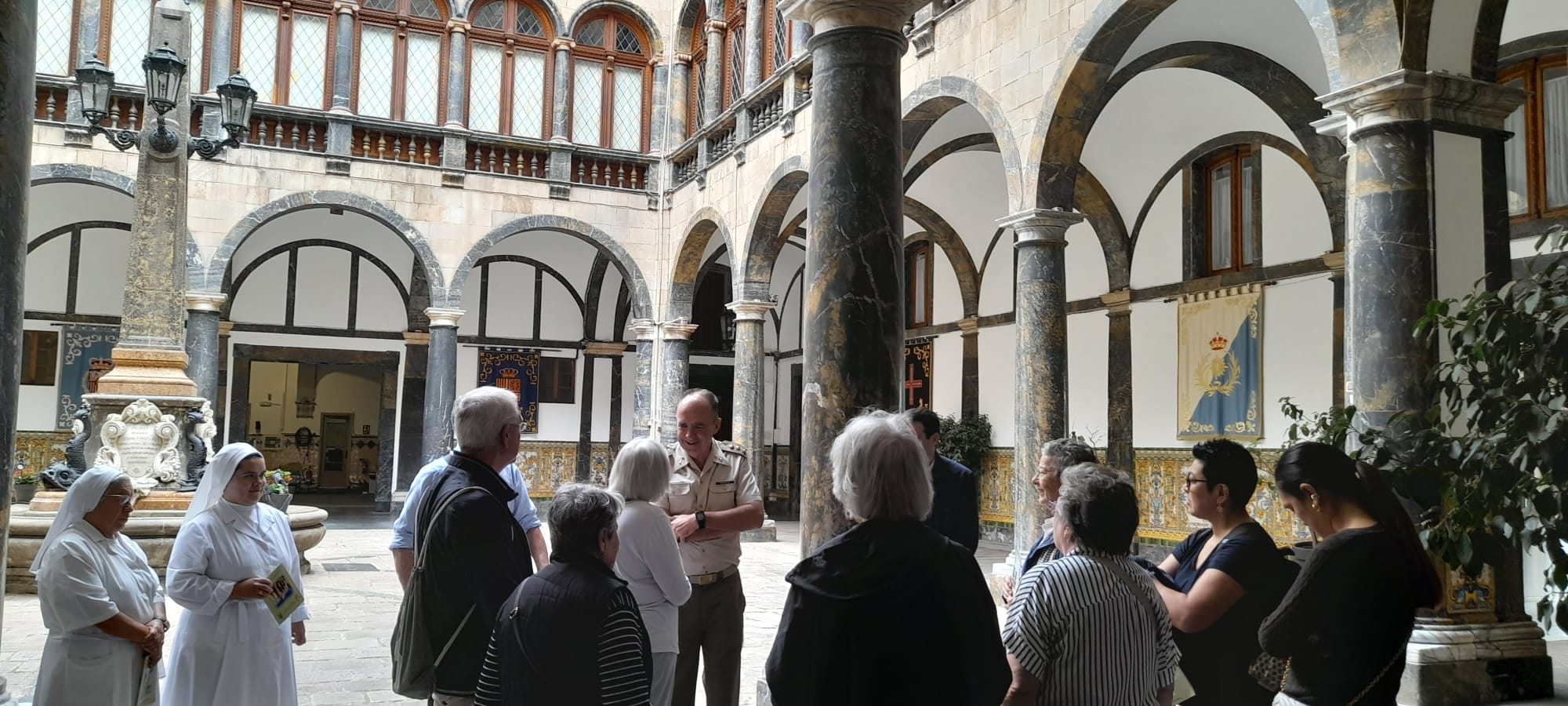 grupo de madres y josefinos en el antiguo convento de las religiosas mercedarias.