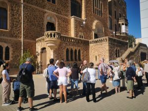 Grup devant de la façana del santuari en una visita guiada