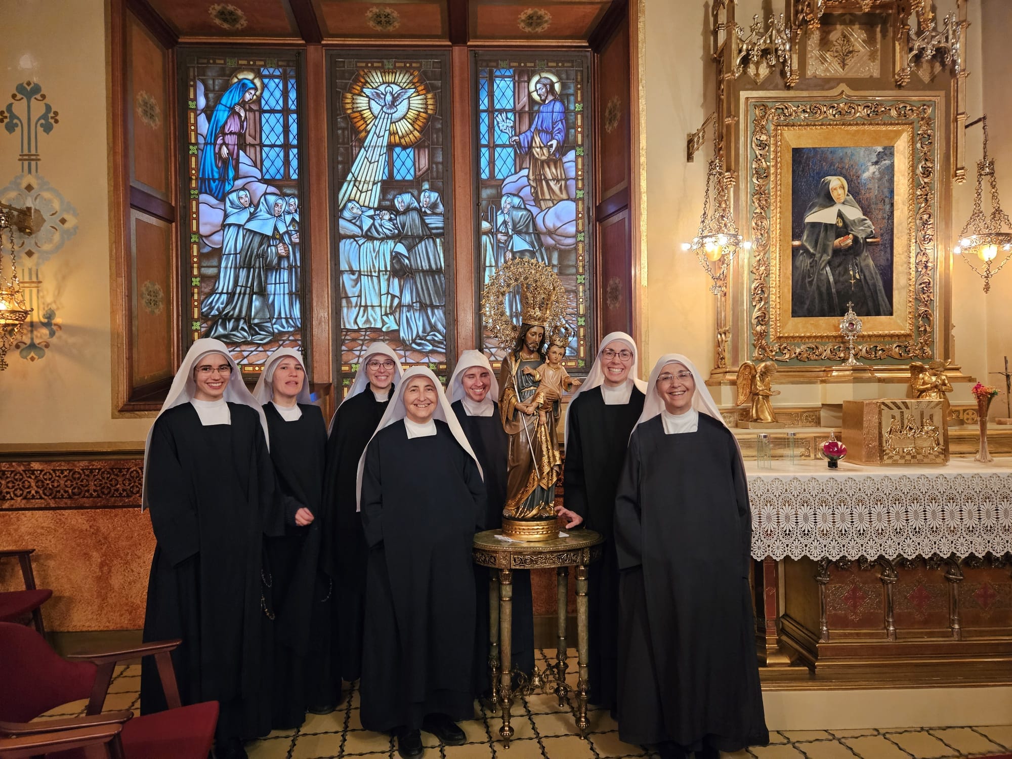 grupo de madres del santuario de san jose de cotignac posan con la imagen de san jose de la montaña