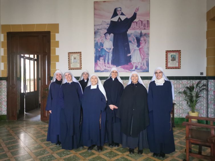 Madres de Mater Dei de Cotignac posan ante el tapiz de Beata Petra