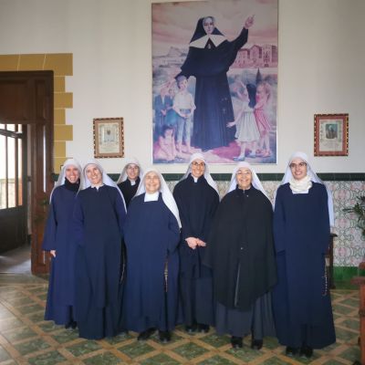 Madres de Mater Dei de Cotignac posan ante el tapiz de Beata Petra