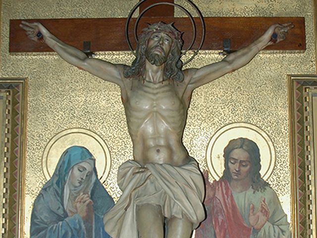 Semana Santa 2019. Imagen de cristo crucificado en el Real Santuario de San José de la Montaña. Barcelona. Viernes de Cuaresma